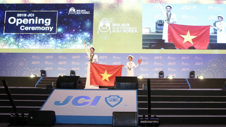 Áo dài Việt Nam gây ấn tượng tại Hội nghị JCI thế giới - Ảnh 1.