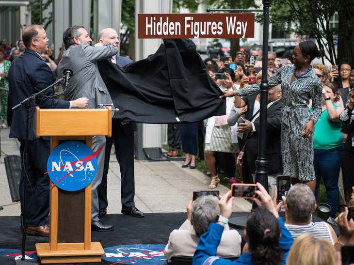 NASA đổi tên đường qua trụ sở để tôn vinh nhà khoa học nữ - Ảnh 1.