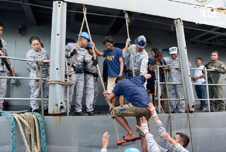 Gay cấn nhiều giờ cứu 22 ngư dân Philipines qua lời kể thuyền trưởng Việt Nam - Ảnh 1.