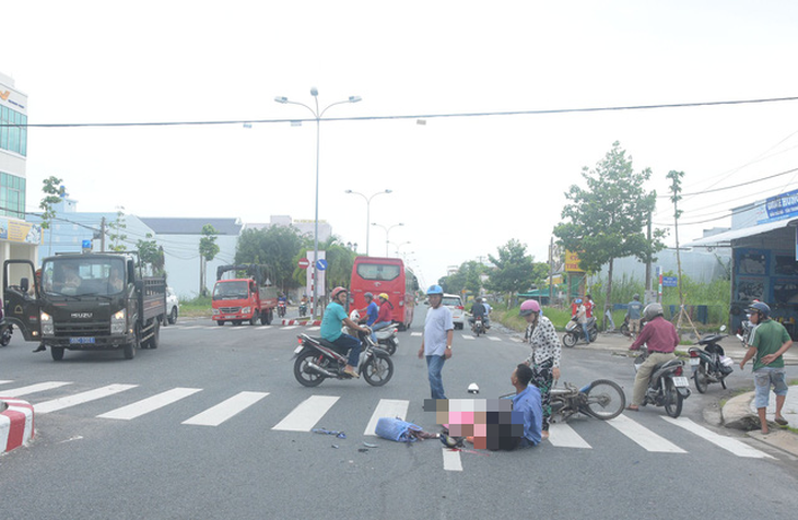 Xe khách tông xe máy, người chồng bị thương ôm thi thể vợ khóc thảm - Ảnh 1.