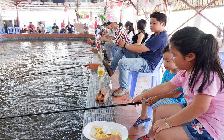 Ngày hè, cả nhà đi câu, ngắm sông Sài Gòn bằng buýt