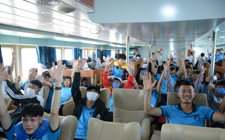 Hơn 200 thí sinh đảo Phú Quý vào Phan Thiết dự thi THPT quốc gia