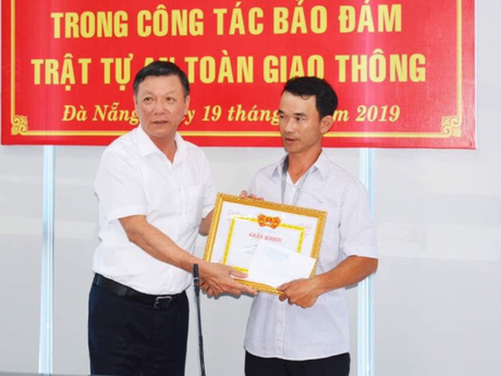 Khen thưởng anh thợ Quảng Nam đục mảng bêtông  trên đường - Ảnh 1.