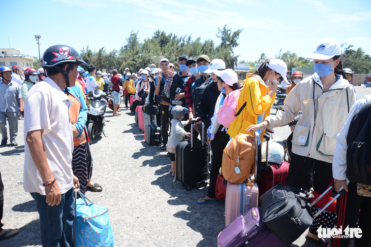 Hơn 200 thí sinh đảo Phú Quý vào Phan Thiết dự thi THPT quốc gia - Ảnh 1.