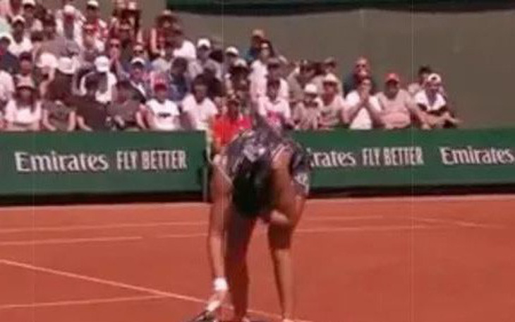 Tay vợt Trung Quốc bị đánh bóng trúng mặt ở Roland Garros