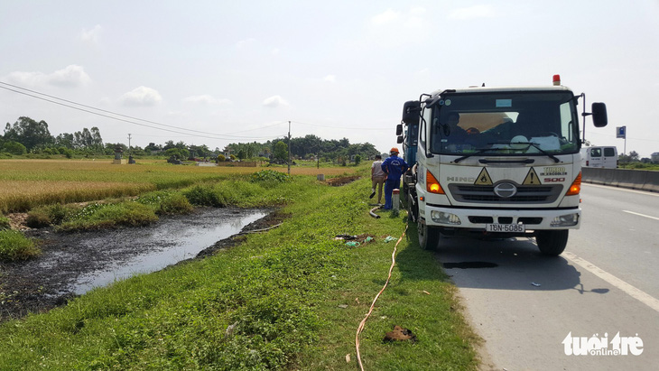 Truy tìm 2 người đổ chất thải độc ra mương khiến người dân bỏng nặng - Ảnh 1.