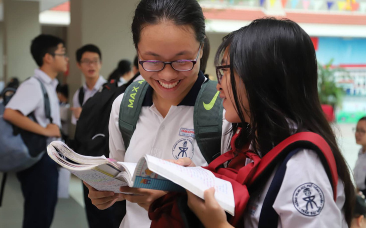 Gần 200.000 thí sinh chính thức bước vào thi lớp 10 tại TP.HCM và Hà Nội