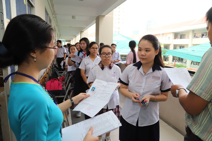 Gần 200.000 thí sinh chính thức bước vào thi lớp 10 tại TP.HCM và Hà Nội - Ảnh 13.