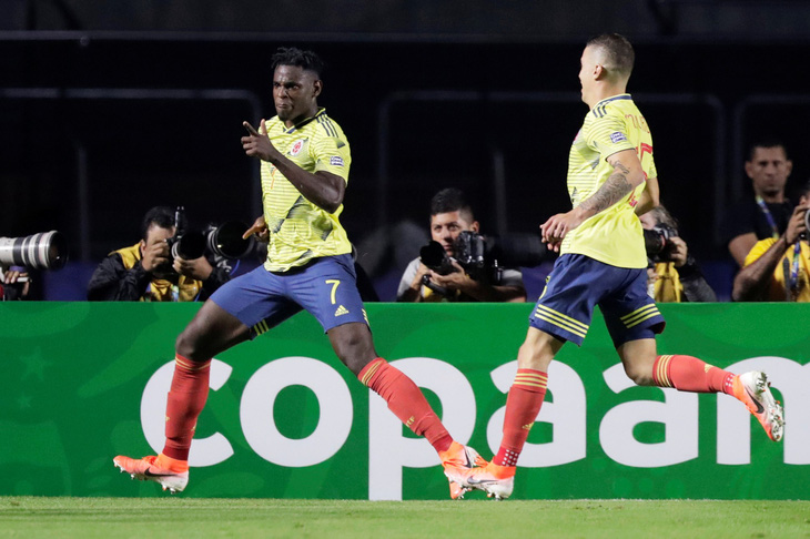 Hạ Qatar, Colombia giành vé đầu tiên vào tứ kết - Ảnh 1.