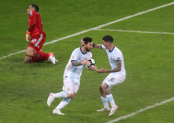 VAR hỗ trợ Messi ghi bàn giúp Argentina sống còn - Ảnh 2.