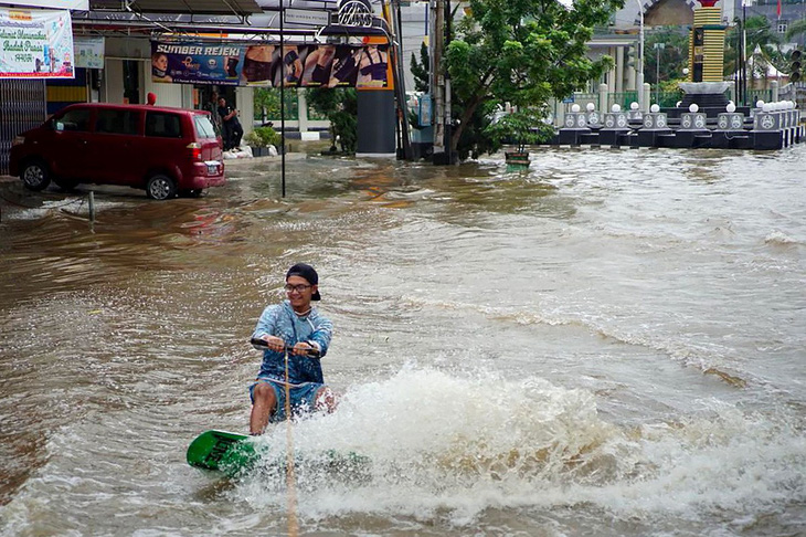 Lướt ván trên… đường phố phản đối ngập lụt - Ảnh 2.