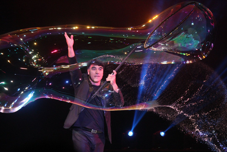 Vua bong bóng thế giới Fan Yang sẽ biểu diễn tại Đầm Sen - Ảnh 1.