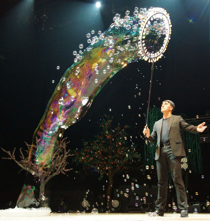 Vua bong bóng thế giới Fan Yang sẽ biểu diễn tại Đầm Sen - Ảnh 2.