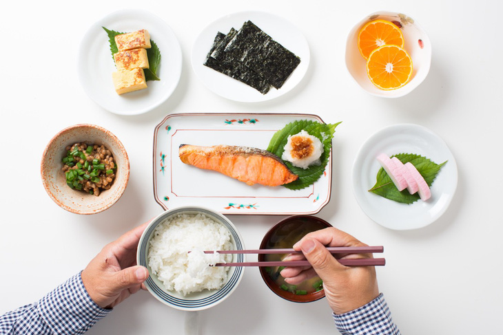 Tuổi 40 cần biết 7 thói quen ăn uống của người Nhật, đỡ lo đột quỵ - Ảnh 1.
