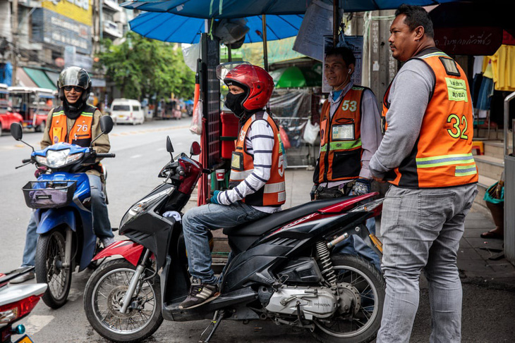 Xe ôm truyền thống và xe ôm Grab tử chiến tại Bangkok - Ảnh 3.