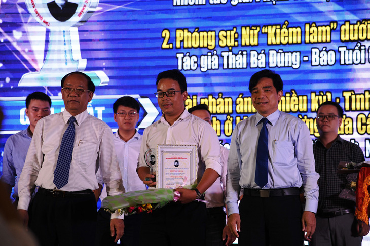 Báo Tuổi Trẻ đoạt 2 giải nhất Giải báo chí Huỳnh Thúc Kháng - Ảnh 2.