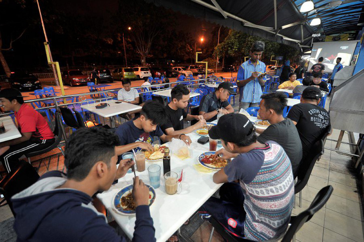 Ở Malaysia, hút thuốc trong quán ăn bị phạt đến 56 triệu đồng - Ảnh 1.
