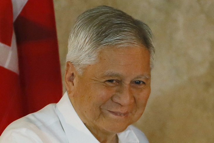 Cựu ngoại trưởng Philippines bị làm khó ở sân bay Hong Kong - Ảnh 1.