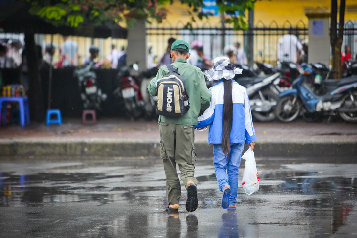 Ba sẽ không hỏi con thi làm bài được không - Ảnh 1.