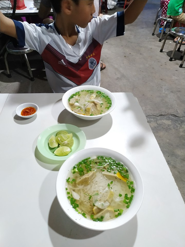 Vì sao bánh canh chả cá Nha Trang ngon nức nở? - Ảnh 1.