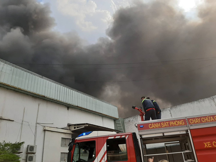 Cháy lớn ở nhà máy sản xuất đồ nhựa Khu công nghiệp Sóng Thần 2 - Ảnh 2.