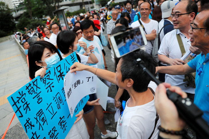 Người Hong Kong biểu tình phản đối... người biểu tình - Ảnh 3.