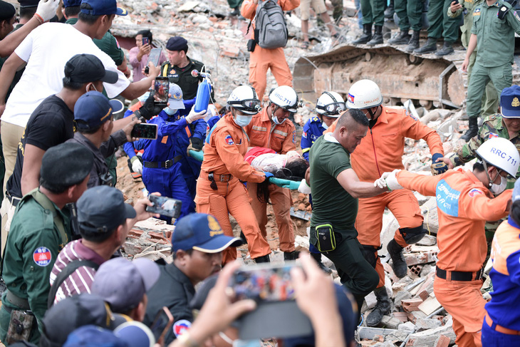 Đã có 18 người chết ở công trình bị sập ở Campuchia - Ảnh 4.