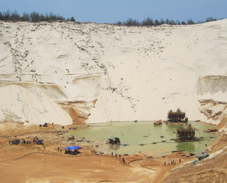 Đã tìm thấy thi thể công nhân mất tích vì lở cát mỏ titan - Ảnh 1.