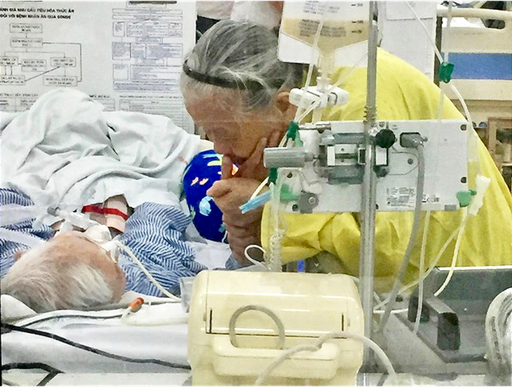 Xúc động khoảnh khắc tình yêu bên giường bệnh cụ ông 89 tuổi - Ảnh 1.