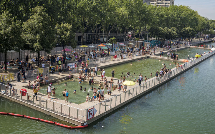 Paris mở cửa công viên, hồ bơi suốt đêm cho dân chống nóng