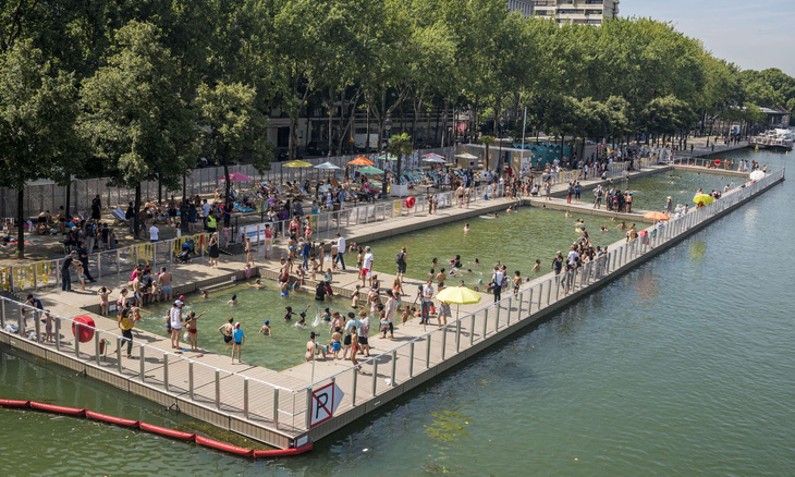 Paris mở cửa công viên, hồ bơi suốt đêm cho dân chống nóng  - Ảnh 1.
