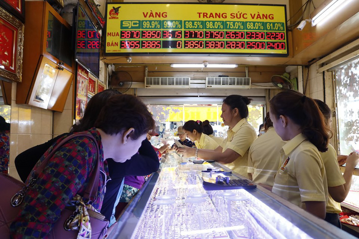 Giá vàng Việt Nam rẻ hơn thế giới 470.000 đồng/lượng - Ảnh 1.