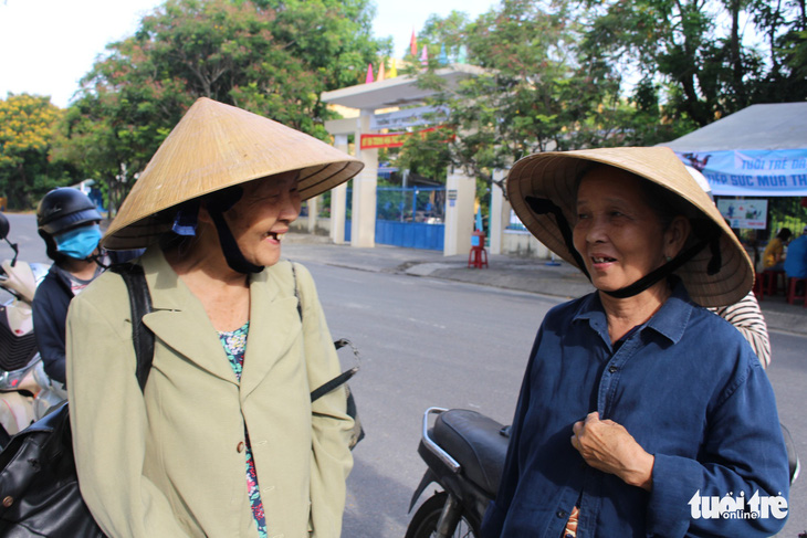 Hai con bị mù, bà ngoại 71 tuổi lội bộ 5km đón xe đưa cháu đi thi - Ảnh 2.