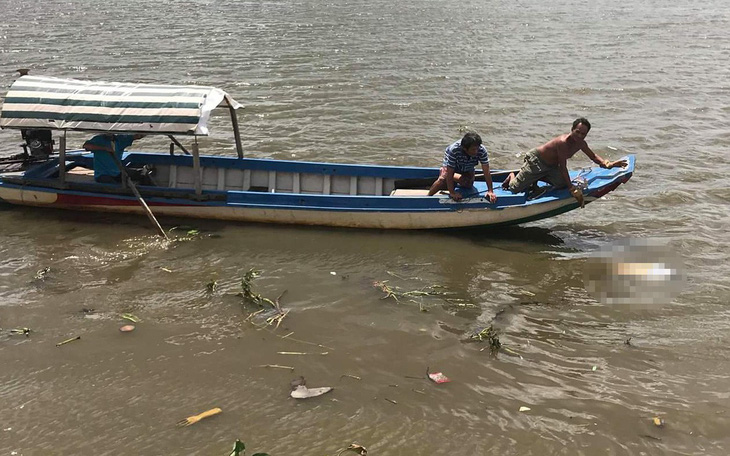 Vớt một lúc 2 thi thể nam giới trên sông Sài Gòn