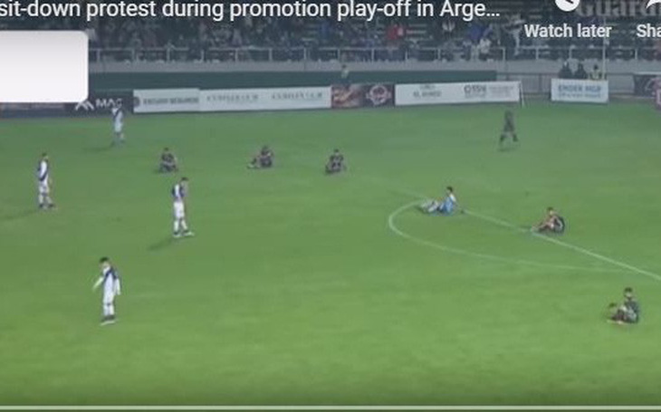 Video cầu thủ "ngồi lì trên sân" phản đối trọng tài ở Argentina