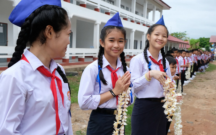 Chiến sĩ tình nguyện trao học bổng cho học sinh Lào