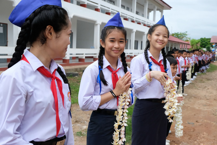 Chiến sĩ tình nguyện trao học bổng cho học sinh Lào - Ảnh 8.
