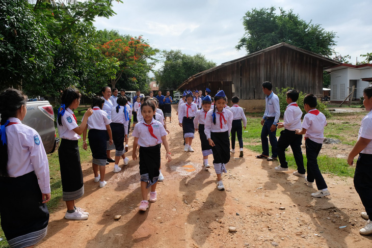 Chiến sĩ tình nguyện trao học bổng cho học sinh Lào - Ảnh 1.