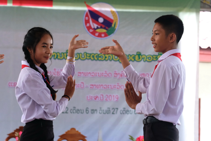Chiến sĩ tình nguyện trao học bổng cho học sinh Lào - Ảnh 15.