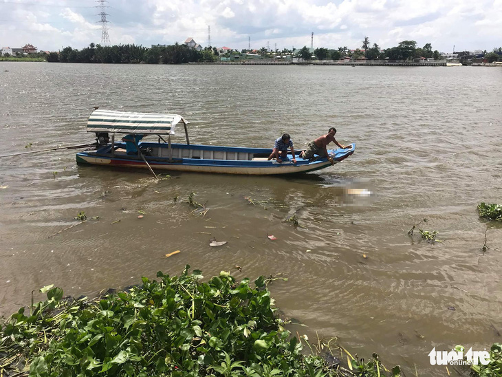 Vớt một lúc 2 thi thể nam giới trên sông Sài Gòn - Ảnh 1.