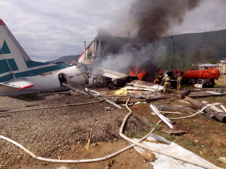 Máy bay chở 46 người lao vào nhà máy, hai phi công thiệt mạng - Ảnh 1.