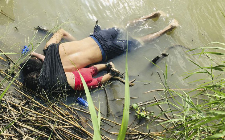 Câu chuyện bi thảm sau bức ảnh hai cha con di cư chết ở biên giới