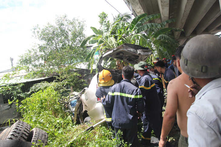 Đưa lên 4 người chìm trong xe rơi từ cầu Hàm Luông, một người đã chết - Ảnh 4.