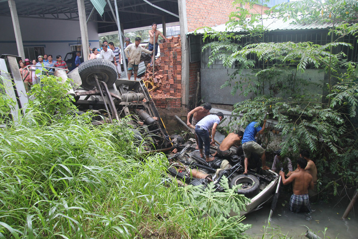 Đưa lên 4 người chìm trong xe rơi từ cầu Hàm Luông, một người đã chết - Ảnh 6.