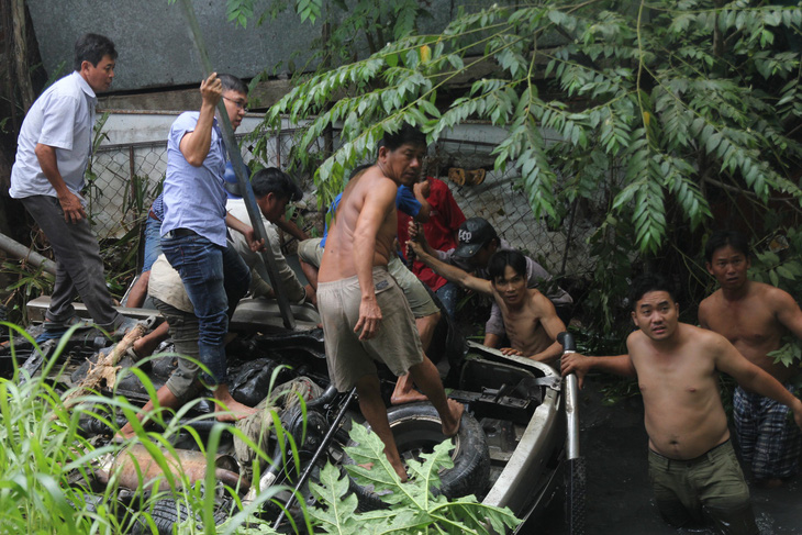 Đưa lên 4 người chìm trong xe rơi từ cầu Hàm Luông, một người đã chết - Ảnh 1.