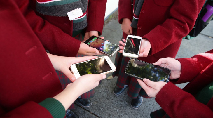 Úc: Bang Victoria cấm sử dụng điện thoại di động ở trường học - Ảnh 1.