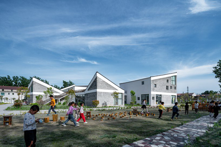 Trường mẫu giáo có kiến trúc như ngôi làng thu nhỏ ở Trung Quốc - Ảnh 2.