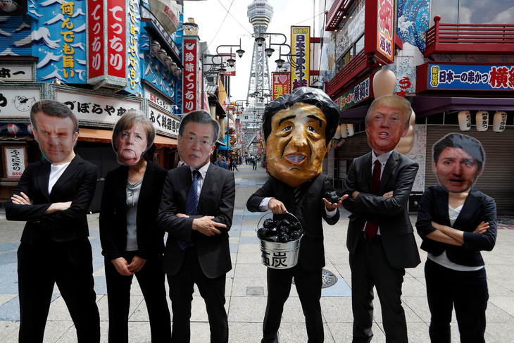 Các nhà lãnh đạo G20 xuống đường biểu tình ở Osaka - Ảnh 1.