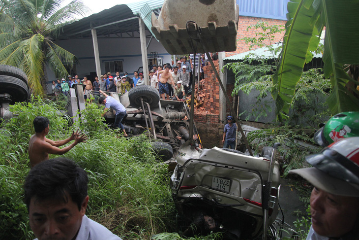 Vụ 2 ôtô rơi từ cầu Hàm Luông: Thêm 2 nạn nhân tử vong - Ảnh 2.