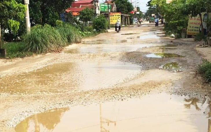 Đường lởm chởm ổ voi, xe tải sụt hố nghiêng... như phim